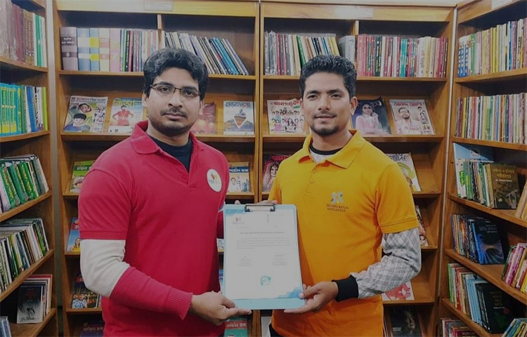 উন্মুক্ত গ্রন্থাগারের প্রতিষ্ঠাতা মানিক হোসেন শরীয়তপুরের ভেদরগঞ্জ পৌরসভার ৩ নম্বর ওয়ার্ডের আক্তার হোসেনের ছেলে। সাত ভাই-বোনের মধ্যে মানিক সবার ছোট। স্বপ্নবাজ মানিকের হাত ধরে জ্ঞানপিপাসু মানুষের আড্ডাস্থলে পরিণত হয়েছে ‘উন্মুক্ত গ্রন্থাগার’। বিকেল ৪টা থেকে সন্ধ্যা ৬টা পর্যন্ত স্থানীয় স্কুল-কলেজের শিক্ষার্থীসহ নানা বয়সী মানুষের মিলনস্থলে পরিণত হয়েছে। ছবি: মো. ছগির হোসেন