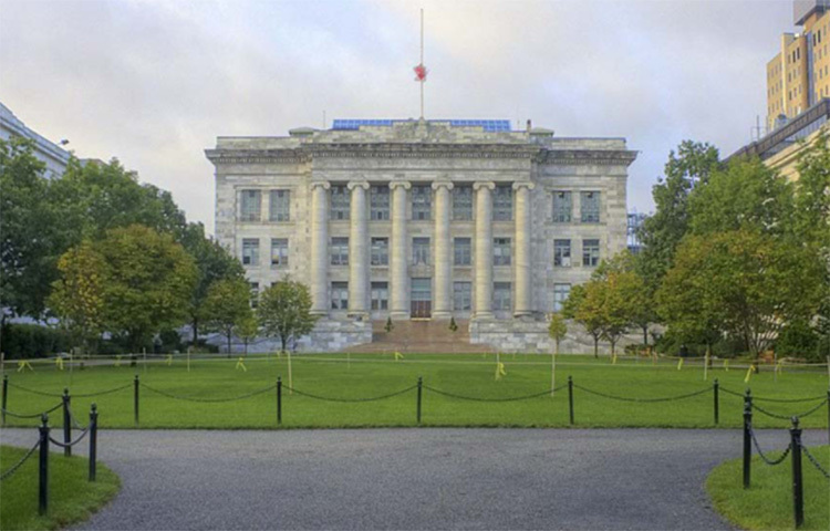 হার্ভার্ড বিশ্ববিদ্যালয়ের সংগ্রহে তিনটি এমন বই রয়েছে বলে জনশ্রুতি ছিল। পরে বিশেষজ্ঞরা সেগুলোকে পরীক্ষা করে দেখতে পান, তার মধ্যে দু’টি ভেড়ার চামড়ায় বাঁধানো। আর একটি বই লুডোভিক বাউল্যান্ডের বাঁধানো সেই কুমারীত্ব সংক্রান্ত গ্রন্থ। (সঙ্গের ছবিটি হার্ভার্ড মেডিক্যাল স্কুল-এর)। ছবি: সংগৃহীত