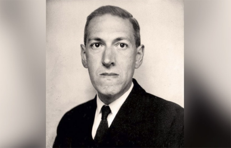 মানবত্বকে বাঁধানো বই তাদের ছায়া ফেলেছে সাহিত্য-সংস্কৃতির জগতেও। আমেরিকান সাহিত্যিক এইচপি লাভক্যাফটের (১৮৯০-১৯৩৭) ‘দ্য হাউন্ড’ গল্পে এক কবর-চোরের সংগ্রহে থাকা এমন একটি বইয়ের উল্লেখ আছে। (সঙ্গের ছবিটি লাভক্র্যাফটের)। ছবি: সংগৃহীত