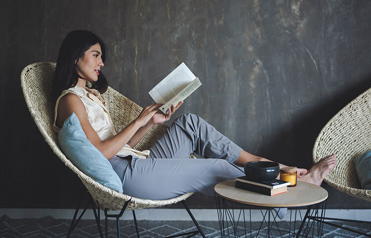 কেনো বইপড়ার শুরুতে ভালো না লাগলে সেটি এড়িয়ে যেতে হবে। যে বইপড়ে আনন্দ পাবেন সেই বইপড়া শুরু করুন। ছবি: সংগৃহীত