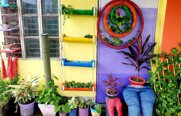 তিন নম্বর কক্ষে ঢুকতেই মিলবে ছবি আর মৃৎশিল্পের সমাহার। এখানেও ব্যতিক্রমী নকশায় তৈরি তাকগুলোয় আছে বিভিন্ন লেখকের বই। পাশেই আরাম কেদারায় বইপড়ার ব্যবস্থা। কক্ষটিতে শিশুদের জন্য আছে শিক্ষণীয় খেলনা। ছবি: মো. ছগির হোসেন