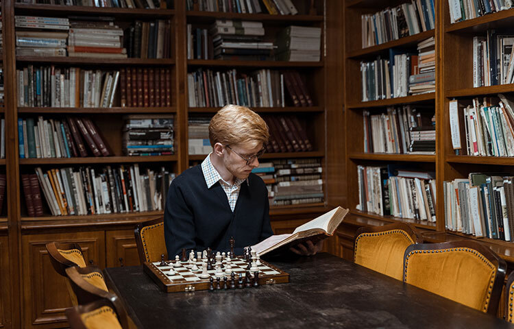 প্রতিদিন বা সপ্তাহে একটা নির্দিষ্ট সময়ে পছন্দের বইয়ের কমপক্ষে কয়েক পাতা পড়ুন। দেখবেন পড়ার অভ্যাস বৃদ্ধি পাবে। ছবি: সংগৃহীত