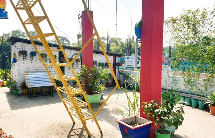 শুধু তা-ই নয়, গ্রন্থাগারটিতে আছে রবীন্দ্রনাথ ঠাকুর, কাজী নজরুল ইসলাম, সূর্যসেন, কবি জসীম উদদীন, শরৎচন্দ্র চট্টোপাধ্যায়, বিভূতিভূষণ বন্দ্যোপাধ্যায়, বঙ্কিমচন্দ্র চট্টোপাধ্যায়, মানিক বন্দ্যোপাধ্যায়, হুমায়ূন আহমেদসহ বাংলা সাহিত্যের শ্রেষ্ঠ লেখকের জনপ্রিয় বইয়ের সমাহার। ছবি: মো. ছগির হোসেন