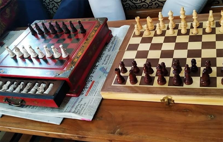 এ ছাড়াও আছে মুক্তিযুদ্ধ, ইতিহাস, জীবনী, বিজ্ঞান, গণিত, শিশুতোষ ও ধর্মীয় বইয়ের বিশাল সংগ্রহ। অন্যদিকে মানিকের পাঠাগারেআছে দৈনিক পত্রিকা ও দাবা খেলার ব্যবস্থা।  ছবি: মো. ছগির হোসেন