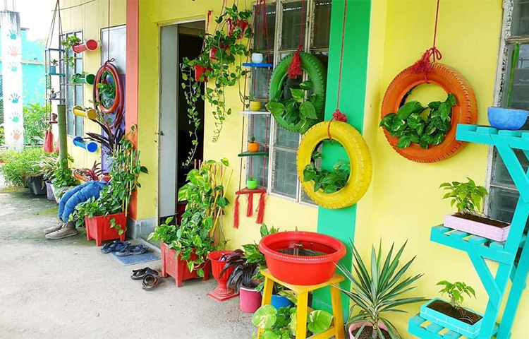 দীর্ঘদিন ধরে পাবলিক লাইব্রেরি না থাকায় বইপড়া থেকে পিছিয়ে পড়ছিল উপজেলার মানুষ। জ্ঞানের ভান্ডার বইয়ের সঙ্গে যখন ভেদরগঞ্জের মানুষের দূরত্ব বাড়ছিল; ঠিক তখনই ভেদরগঞ্জের বইপ্রেমী মানুষকে বইমুখী করে ২০১৮ সালের ৩ সেপ্টেম্বর মানিক হোসেন গড়ে তোলেন ‘উন্মুক্ত গ্রন্থাগার’। ছবি: মো. ছগির হোসেন