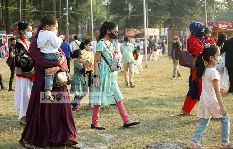 আজকের বইমেলায় শিশু-কিশোর পাঠকের উপস্থিতি লক্ষ্য করা গেছে। ছবি: মাহবুব আলম