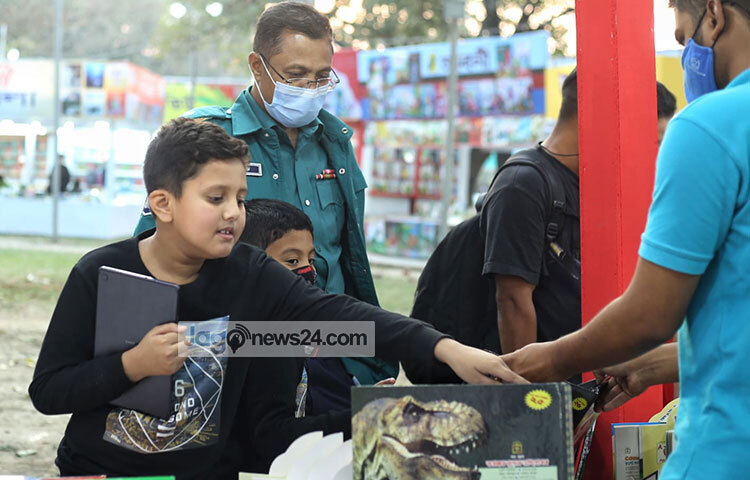 প্রিয় বই খুঁজে পেয়েছে শিশুটি। ছবি: মাহবুব আলম