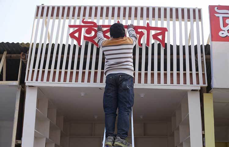 প্রকাশনা সংস্থার লোগো লাগানো হচ্ছে। ছবি: মাহবুব আলম