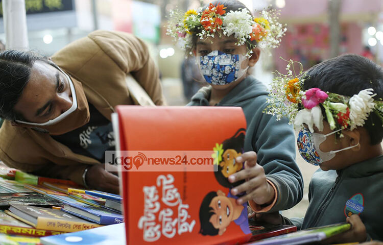 বই বাছাই করতে দুই শিশু পাঠকের গভীর মনোযোগ। ছবি: মাহবুব আলম