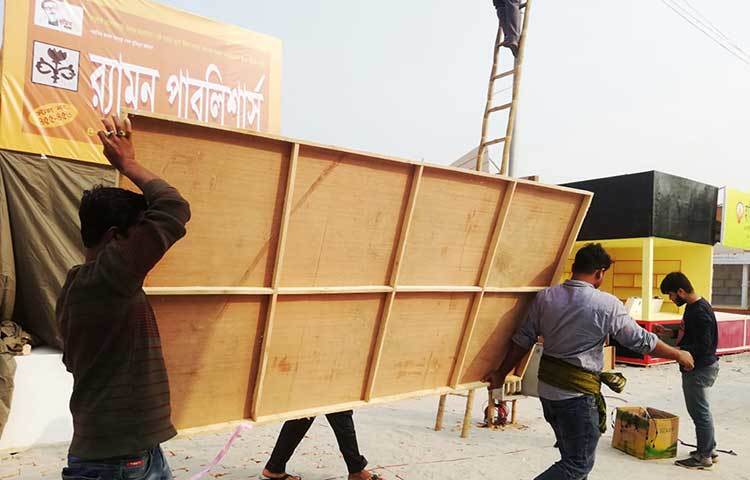স্টল নির্মাণের শেষ মুহূর্তের ব্যস্ততা। ছবি: মাহবুব আলম
