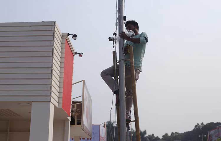 মেলায় নিরাপত্তা ব্যবস্থা দেখভালের জন্য সিসি ক্যামেরা লাগানো হচ্ছে। ছবি: মাহবুব আলম