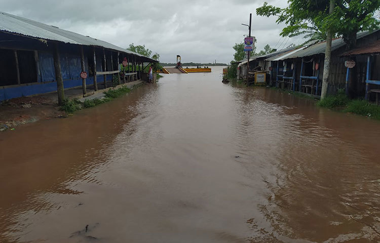 বরগুনার পাথরঘাটা উপজেলার ঈদগাহ মাঠ সংলগ্ন বিষখালী নদীর তীরের বাসিন্দা আব্দুস সালাম বলেন, স্বাভাবিকের তুলনায় নদীতে অনেক পানি বেড়েছে। আর একটু পানি বৃদ্ধি পেলেই আমাদের ঘরবাড়ি পানিতে ডুবে যাবে। ছবি: মো. সাইফুল ইসলাম মিরাজ