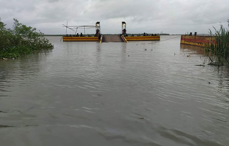 বরগুনার বাইনচটকি ফেরিঘাট এলাকার বাসিন্দা আল আমিন বলেন, বিষখালী নদীর এই এলাকায় জোয়ারের পানি এতটাই বৃদ্ধি পেয়েছে যে ফেরির গ্যাংওয়েসহ সংযোগ সড়ক তলিয়ে গেছে। জোয়ারের উচ্চতা স্বাভাবিকের থেকে ৫ থেকে ৬ ফুট বেশি না হলে এখানে সাধারণত পানি ওঠে না। ছবি: মো. সাইফুল ইসলাম মিরাজ
