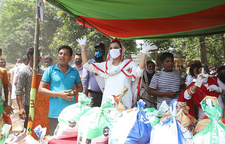 আজ শাহজাদপুর, সিরাজগঞ্জে বর্ষা দরিদ্র মানুষের মাঝে ত্রাণ বিতরণ করেছেন।
