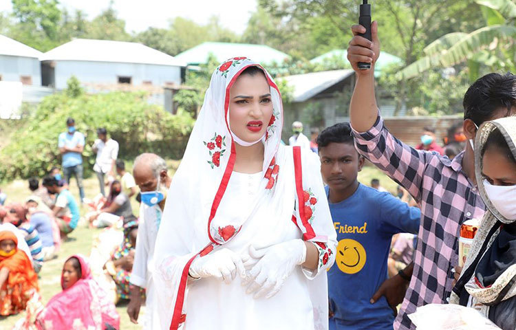 প্রায় ৫০০ পরিবারের মাঝে বর্ষা ত্রাণ বিতরণ করেছেন।