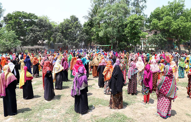 বর্ষা আরো লিখেন, ‘এখন যেটা সচরাচর দেখা যায় যে মানুষকে কিছু দিতে গেলে একজনের উপর আরেকজন পড়ে যাচ্ছে মারামারি করছে, একটা প্যাকেট এর জন্য, খাবারের জন্য গণ্ডগোল করছে কিন্তু এখানে এত সুন্দর ব্যবস্থা ছিল, এর জন্য আমার চাচাও শাহজাদপুর থানার সকল পুলিশ সদস্যের প্রতি আমি কৃতজ্ঞ।’