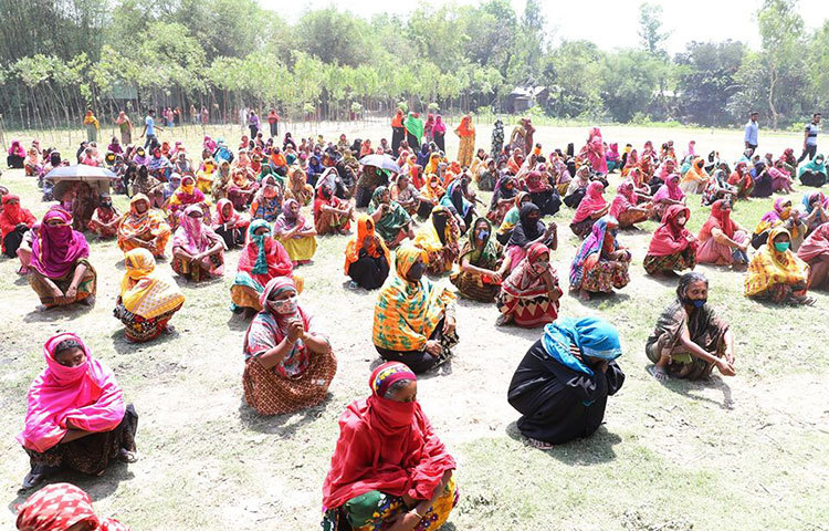 সমাজের অন্যান্য বিত্তশালীদের অসহায় মানুষের পাশে এসে দাঁড়ানোর জন্য আহবান জানা বর্ষা।