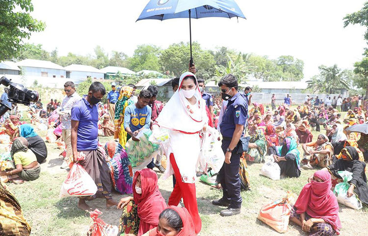 ত্রাণ সামগ্রী বিতরণে ব্যস্ত বর্ষা।