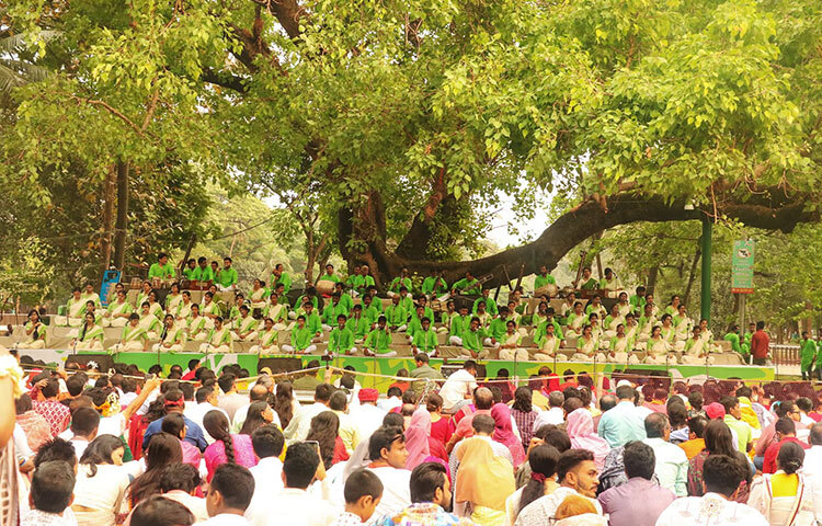 সকাল ৬টা ১৫ মিনিটে বটমূলে সবুজ-সাদা পোশাককে ছায়ানটের শিল্পীরা সুরে সুরে বৈশাখকে বরণ করেছে। ছবি: মাহবুব আলম