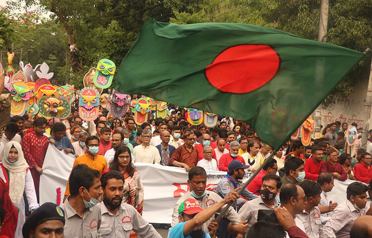 সকাল ৯টায় ঢাকা বিশ্ববিদ্যালয়ের শিক্ষক ছাত্রকেন্দ্রের (টিএসসি) সামনে থেকে বের হয় মঙ্গল শোভাযাত্রা। ছবি: মাহবুব আলম