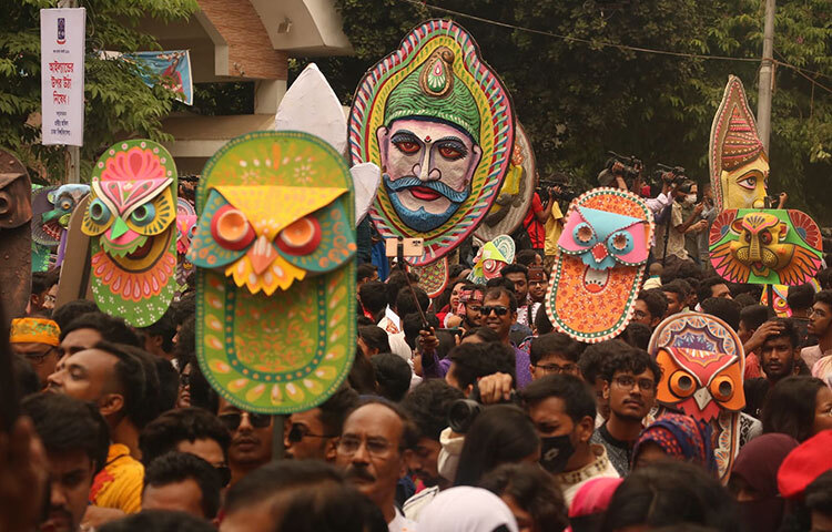 ‘নির্মল করো, মঙ্গল করে মলিন মর্ম মুছায়ে’ প্রতিপাদ্যে বের হওয়া শোভাযাত্রার গন্তব্য ছিল ঢাবি ভিসির বাসভবন। ভিসির বাসভবনের সামনে স্মৃতি চিরন্তন ঘুরে শোভাযাত্রাটি আবার টিএসসিতে ফিরে যায়। ছবি: মাহবুব আলম