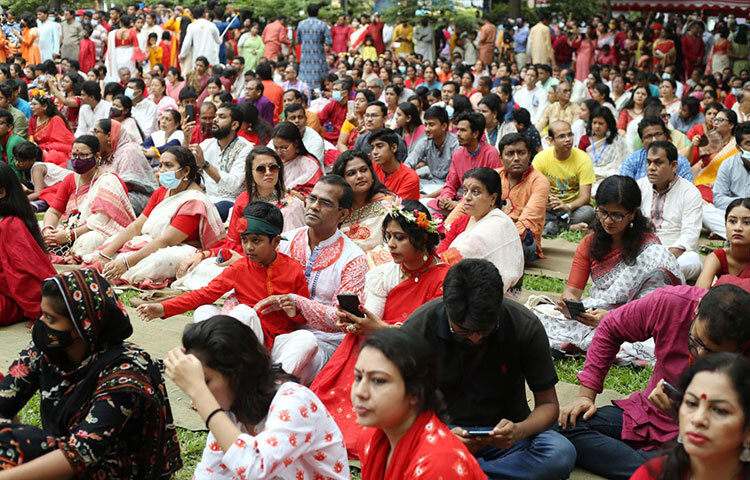 করোনার কারণে দুই বছর পর বর্ষবরণ অনুষ্ঠানে সবাই মিলিত হতে পেরে আনন্দিত। ছবি: মাহবুব আলম