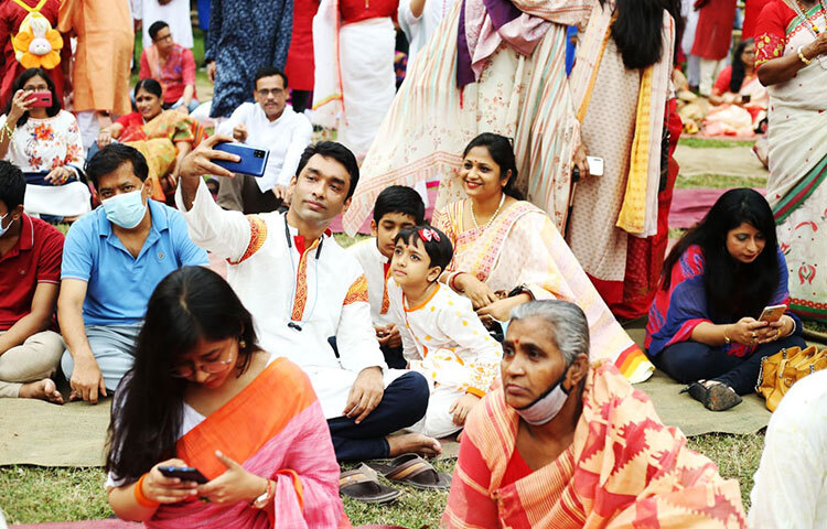 দুই বছর পর তারা এসেছে বর্ষবরণ অনুষ্ঠানে, তাইতো সময়টাকে সেলফিবন্দি করে রাখছেন। ছবি: মাহবুব আলম