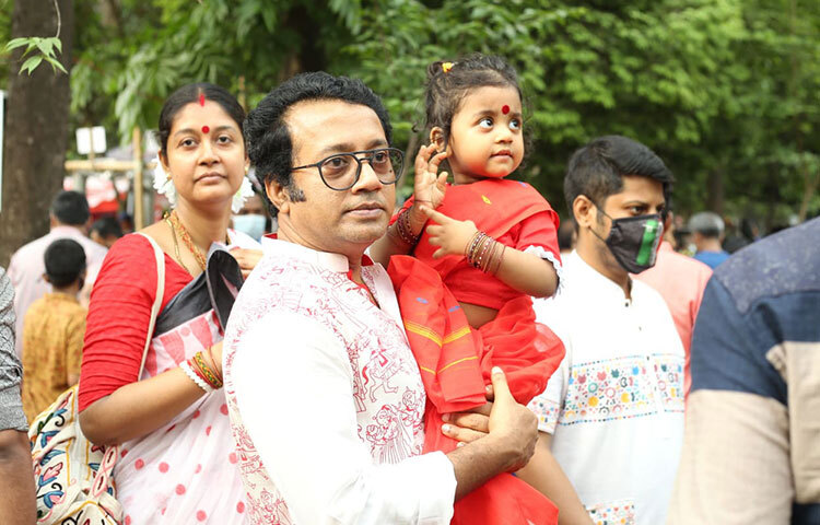 নতুন বছরটি শুভ হোক এমনটাই চাচ্ছেন বর্ষবরণ অনুষ্ঠানে আসা সবাই। ছবি: মাহবুব আলম