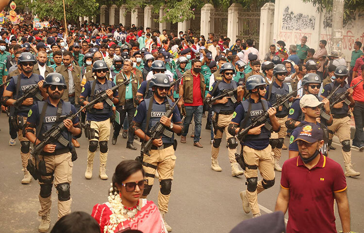শোভাযাত্রা ঘিরে ছিল কয়েক স্তরের নিরাপত্তা ব্যবস্থা। পুরো শোভাযাত্রার চতুর্দিকে সোয়াট, ডিবি, র‌্যাব, পুলিশ ও স্কাউট সদস্যদের কয়েক স্তরের নিরাপত্তা বেষ্টনী চোখে পড়ে। ছবি: মাহবুব আলম
