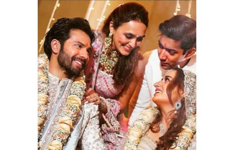 করোনার কারণে বরুণ-নাতাশার বিয়ের অতিথি তালিকায় বেশ কাটছাট করা হলেও, অনুষ্ঠানের জাঁকজমকে কোনো ঘাটতি ছিল না। বলিউডের অন্যতম হাই প্রোফাইল বিয়ের আসরে বর-কনেকে নিয়ে যেমন নেট মানুষের আগ্রহের শেষ ছিল না, তেমনি অতিথিদের নিয়েও শুরু হয় জল্পনা। ছবি: সংগৃহীত