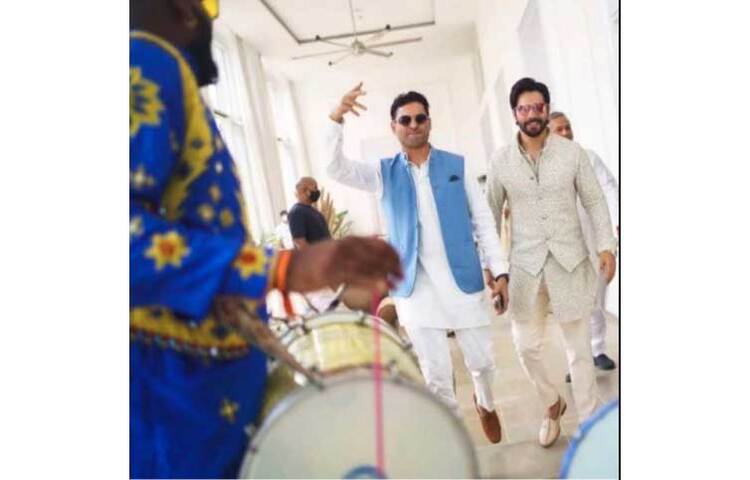 বরুণ ধাওয়ান এবং নাতাশা দালালের বিয়ের অনুষ্ঠানে ক্যামেরার প্রবেশ নিষিদ্ধ করা হয় কড়াকড়িভাবে। ধাওয়ান পরিবারের বিয়ের আসরে ক্যামেরার প্রবেশের অনুমতি না থাকলেও, নাতাশার সঙ্গে সাতপাকে বাঁধা পড়ার পর নিজেই ছবি শেয়ার করেন বলিউডের হাম্পটি শর্মা। ছবি: সংগৃহীত