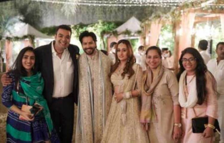 বলিউড অভিনেতা নিজের সোশ্যাল মিডিয়ায় নতাশার সঙ্গে ছবি শেয়ার করার পরপরই তা ভাইরাল হয়ে যায়। ওই ঘটনার পর ফের এবার অভিনেতার ফ্যান পেজের তরফে আরও বেশ কয়েকটি ছবি শেয়ার করা হয়। সামাজিক মাধ্যমে যে ছবি প্রকাশ হওয়ার পরপরই তা ভাইরাল হয়ে যায়। ছবি: সংগৃহীত