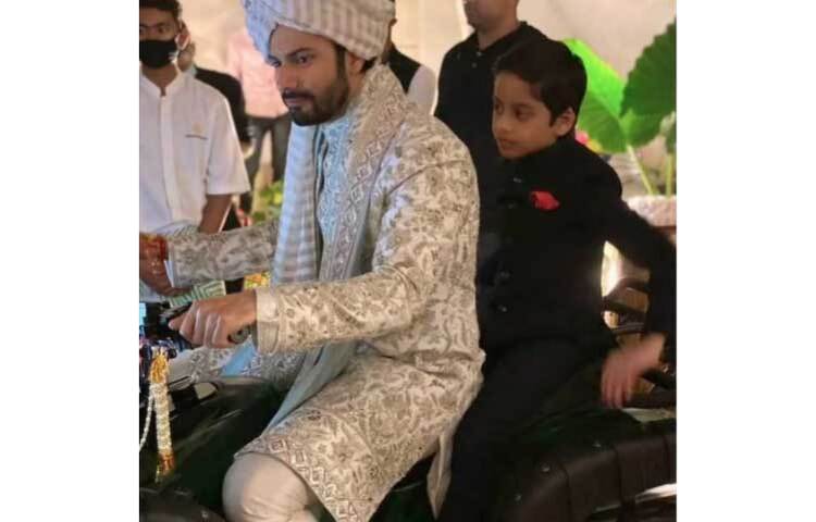 বিয়ের অনুষ্ঠানের কথা যাতে কেউ টের না পায়, সেই জন্য একাধিক ব্যবস্থা করেন ধাওয়ান পরিবার। ছবি: সংগৃহীত