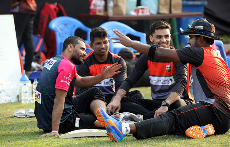 থিসারা পেরেরার সঙ্গে পুরনো বন্ধুত্বও কী উথলে উঠলো মাশরাফির? সেখানে পুরনো কোনো স্মৃতির কথা বলতেই হয়তো সবার মুখে হাসি। ছবি: বিসিবি