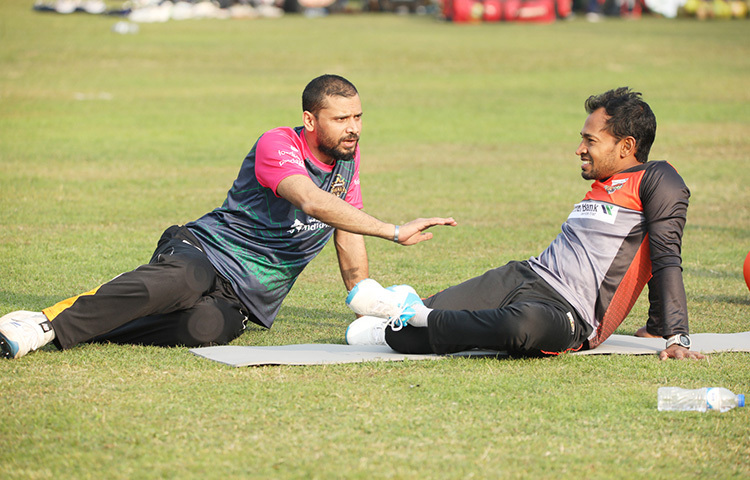 বিপিএলে কী করা যাবে, কী করা যাবে না- তেমন কিছুই কী মুশফিককে বলছেন মাশরাফি? ছবি: বিসিবি