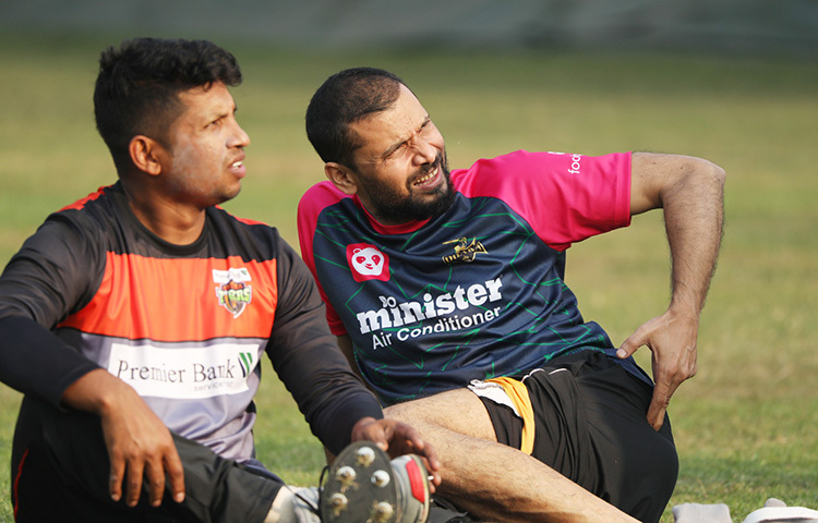 হঠাৎ আকাশে কোনো কিছুর দিকে লক্ষ্য করলেন রনি তালুলকদার। চোখ ছোট করে মাশরাফিও দেটা দেখার চেষ্টা করছেন। ছবি: বিসিবি