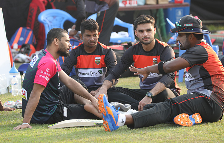 এবার আর খুলনার অন্যরা দুরে থাকতে পারলেন না। রনি তালুকদারকে পাশে সরিয়ে সেখানে হাজির হয়ে গেলেন দুই বিদেশি, আফগানিস্তানের নাভিন-উল হক এবং শ্রীলঙ্কার থিসারা পেরেরা। তারাও হয়তো বিপিএলের বিভিন্ন বিষয়াদি জানতে চাইছেন মাশরাফির কাছ থেকে। ছবি: বিসিবি