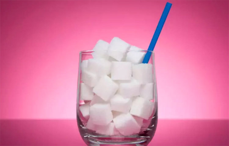 সুগার পানীয়: সোডা, কোলা, জুস, এনার্জি ড্রিংকস এবং স্পোর্টস ড্রিঙ্কের মতো সুগার ড্রিঙ্কগুলো কোমরেখা প্রসারিত করে, টাইপ-২ ডায়াবেটিস এবং হৃদরোগের ঝুঁকি বাড়ায়। শুধু তাই নয়, এগুলো মস্তিস্কেও নেতিবাচক প্রভাব ফেলে। টাইপ-২ ডায়াবেটিস আলঝাইমার রোগের ঝুঁকি বাড়ায়।