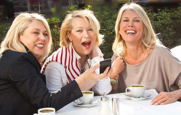 দুই কাপ কফিই যথেষ্ট: দিনে দুই কাপ কফি পান করলে আলৎসহাইমার ঝুঁকি কমে শতকরা ২০ ভাগ। একটি সমীক্ষার ফলাফল থেকে এ তথ্য বেরিয়ে এসেছে বলে জানিয়েছেন ডিমেনশিয়ার পর্তুগিজ গবেষক ড. কাটারিনা সান্তোস। কারণ কফি পান তিরিশের বেশি বয়সিদের মস্তিষ্ককে ধীরে ধীরে বুড়িয়ে যাওয়া থেকে অনেকটাই রোধ করে, বিশেষ করে মেয়েদের ক্ষেত্রে।