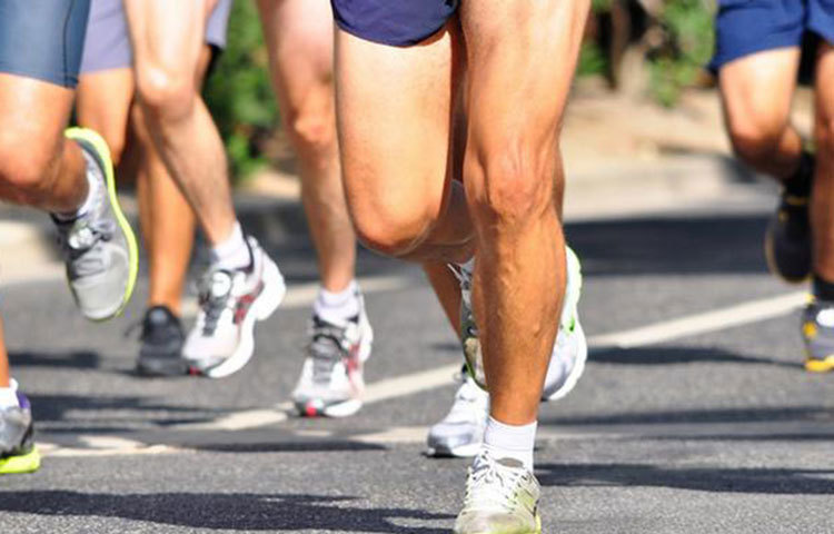 সঠিক জুতো পরে বেরিয়ে পড়ুন: নিয়মিত হাঁটাচলা বা জগিং শরীরকে ভালো রাখে-এ কথা কম-বেশি আমরা সকলেই জানি। সেন্ট লুইস বিশ্ববিদ্যালয়ের মনোবিজ্ঞানী মার্ক ম্যাকডানিয়েল জানান, শুধু শরীর নয় হাঁটাচলা এবং জগিং ব্রেনকেও ফিট রাখে। তবে সবচেয়ে ভালো হয় সপ্তাহে দুই থেকে তিনদিন অন্তত ২০ মিনিট করে হাঁটলে বা জগিং করলে।