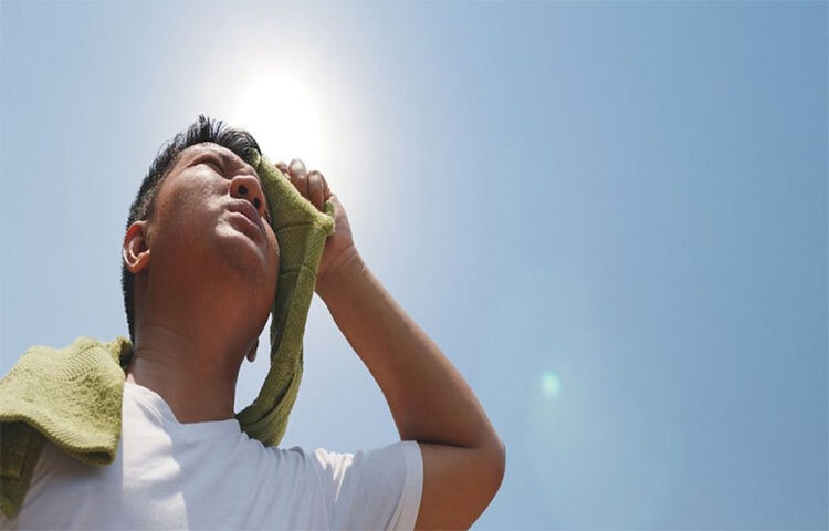 এইসময় বেশ কিছু উপসর্গ দেখা দেয়। মস্তিষ্কের কোন স্থানে স্ট্রোক হয়েছে এবং রোগীকে কতক্ষণ পর চিকিৎসকের কাছে নিয়ে যাওয়া হয়েছে এসব বিষয়ের উপর রোগীর শরীরে স্ট্রোকের কতটা প্রভাব পড়বে, তা নির্ভর করে। ছবি: সংগৃহীত