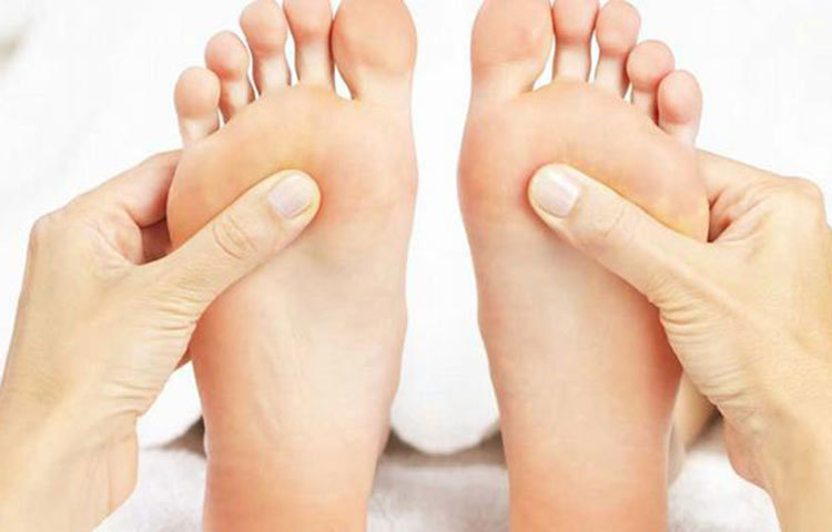 পায়ের আঙুলের ম্যাসাজ: প্রতিদিন পাঁচ মিনিট করে পায়ের আঙুল ম্যাসাজ করুন। প্রথমে আঙুলের ওপর থেকে শুরু করে আস্তে আস্তে টিপে টিপে নীচের দিকে যান। এই ম্যাসাজ মস্তিষ্কের কোষের সাথে যোগাযোগ স্থাপনে সহায়তা করে।