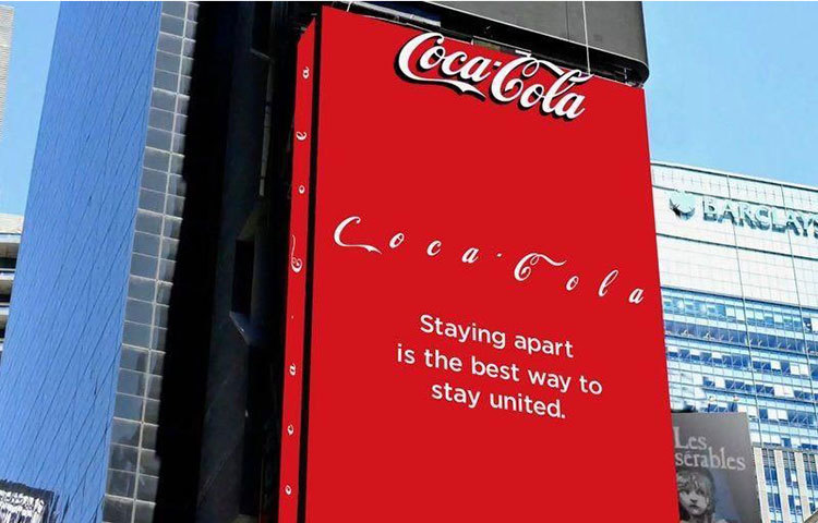 কোকাকোলাও নতুন বিজ্ঞাপনের মাধ্যমে সবাইকে সামাজিক দূরত্ব বজায় রাখার অনুরোধ জানিয়েছে।