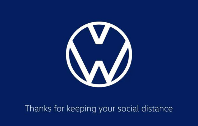 অন্য একটি বিখ্যাত গাড়ি প্রস্তুতকারী সংস্থা ভোক্সওয়াগনও নতুন লোগোর মাধ্যমে সবাইকে সামাজিক দূরত্ব বজায় রাখার আর্জি জানিয়েছে।
