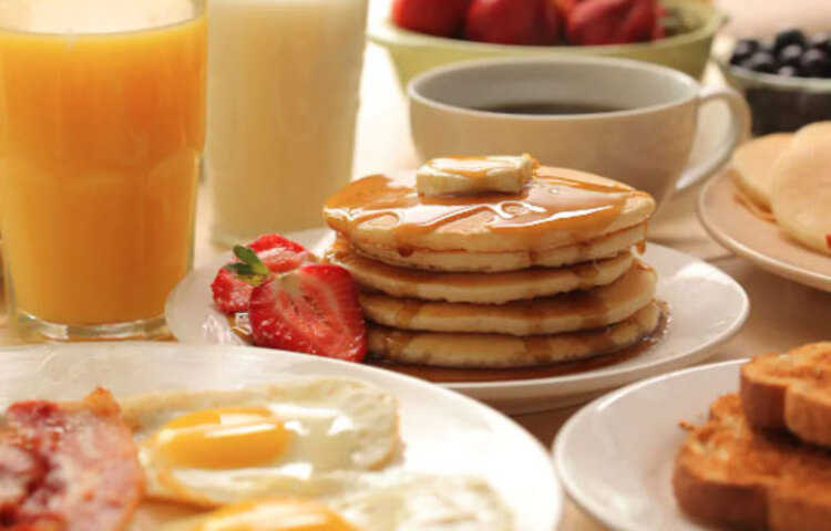 চিকিৎসকরা বলেন সকালের খাবার সুষম হওয়া জরুরি। এতে দিনের শুরুটাও ভালো হয়, হজমশক্তিও অটুট থাকে। যদি ডায়াবেটিসের সমস্যা থাকে তাহলে লোক কার্ব খাবার দিয়ে শুরু করতে হবে দিন। ওটস এক্ষেত্রে দারুণ একটা অপশান হতে পারে।