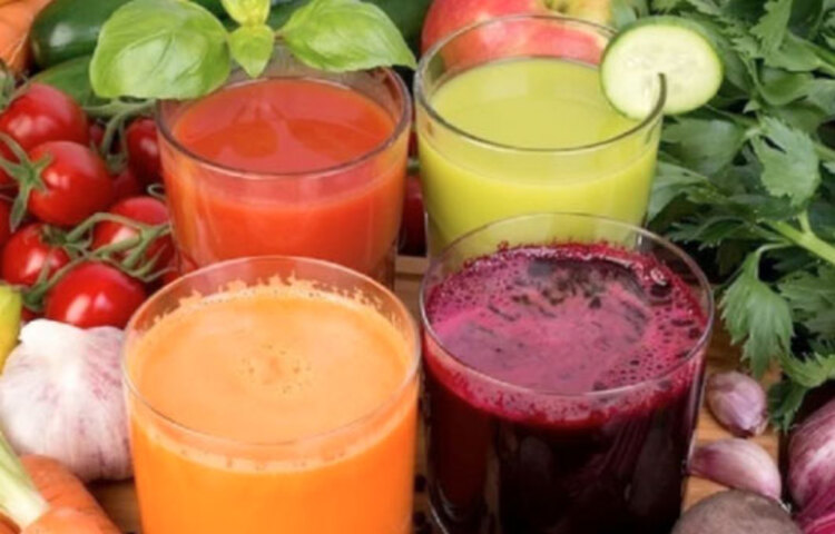 সকালে ফলের রস বেশ সহজপাচ্য। তবে লেমোনেড জুস বা অ্যালকোহল রয়েছে এমন পানীয় হিতে বিপরীত ঘটায়। হজম শক্তি নষ্ট হয়, সরাসরি চাপ পড়ে পাকস্থলী ও লিভারে। বরং শাকসবজি বা ফলের রস দিয়ে শুরু করুন দিন।