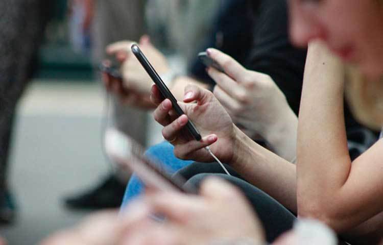 মোবাইল ফোনকেই কেন বেছে নিলেন? তারা জানান, তারা এমন কিছু করতে চেয়েছিলেন, যার চাহিদা এই মুহূর্তে সবচেয়ে বেশি। আর ছোট থেকে বড় সকলেই এখন মোবাইলে মগ্ন থাকেন দিনের বেশির ভাগ সময়।