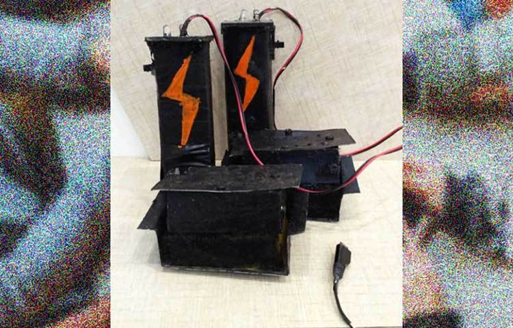 কীভাবে কাজ করে যন্ত্রটি? দুটো পায়েই জুতোর সঙ্গে এই যন্ত্র লাগানো থাকবে। হাঁটাচলার সঙ্গে যে শক্তি তৈরি হবে তা ব্যাটারিতে জমে থাকবে আর সেই ব্যাটারির মাধ্যমেই চার্জ হবে ফোন।