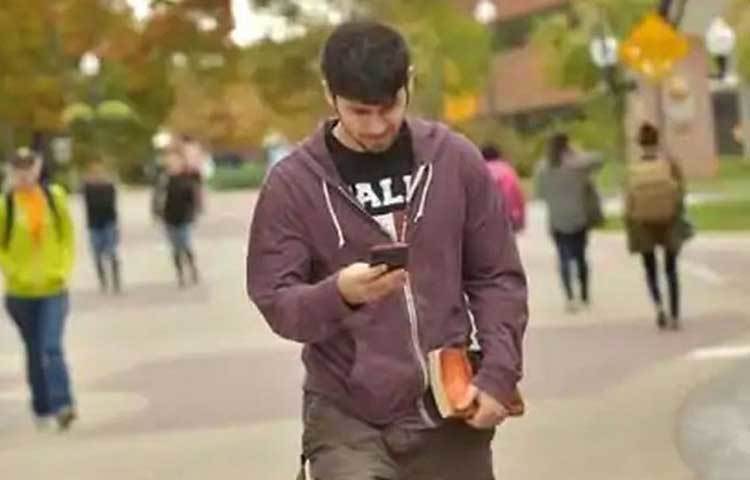 পদার্থবিদ্যারই একটি থিওরি কাজে লাগিয়ে তারা এমন একটি অভিনব ফোন চার্জার বানিয়ে ফেলেন।