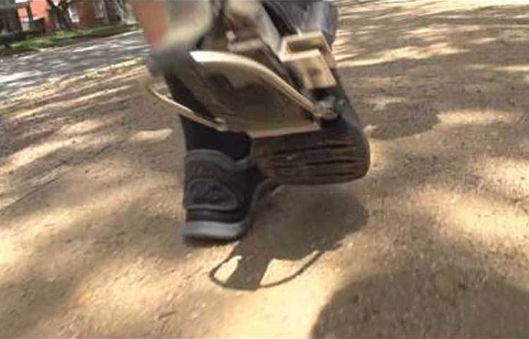 যন্ত্রটি জুতোয় লাগানো থাকবে। আর তার সঙ্গে বিদ্যুতের তার দিয়ে চার্জার জোড়া থাকবে মোবাইলে। তাদের দাবি, সাধারণ বৈদ্যুতিক চার্জারে যে গতিতে মোবাইল চার্জ হয়, তার ২০ শতাংশ দ্রুততার সঙ্গে এই যন্ত্রে চার্জ হবে।